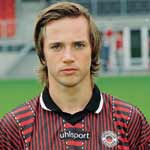 David Connolly tekent bij AZ