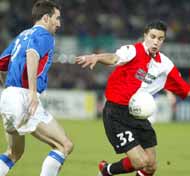 Van Hooijdonk redt Feyenoord