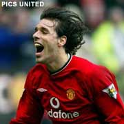 Van Nistelrooy helpt ManU terug op kop