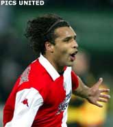 Van Hooijdonk nadert Peter Houtman