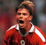 Tomasson schiet Denen op voorsprong