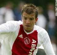 Knokkend Ajax wint door Van der Vaart