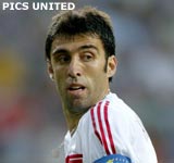 Hakan Sükür tekent bij Blackburn Rovers