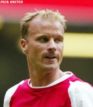 Wenger: 'Bergkamp gaat door bij Arsenal'