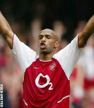 Henry verlengt contract bij Arsenal