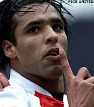 Clubrecord lonkt voor Van Hooijdonk