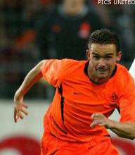 Invaller Marc Overmars voorkomt blamage