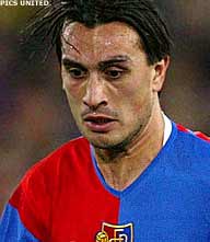 Spelmaker Yakin van Basel naar PSG