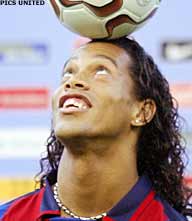 Ronaldinho helpt Barça aan zege op Milan