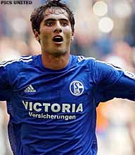 Wolfsburg veegt HSV, Altintop redt Schalke