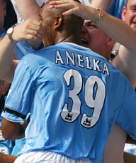 Anelka schiet ManCity naar kop Premiership