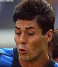 Julio Cruz legt Juventus over de knie