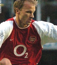 Bergkamp schiet Arsenal naar koppositie