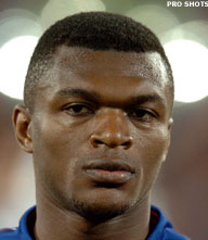 Onderzoek UEFA naar elleboogstoot Desailly