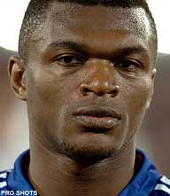 'Aanvoerder' Desailly begint EK op bank