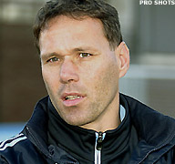 'Cruijff tipt KNVB: Van Basten bondscoach'