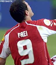 Spugende spits Frei adopteert soortgenoot