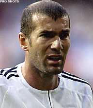 Ontwrichte schouder zet Zidane buitenspel