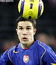 Van Persie in orde, Henry en Bergkamp niet