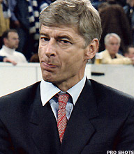 Wenger boet voor beledigen Van Nistelrooy