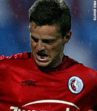 Socceroo Culina weerstaat Twentse druk