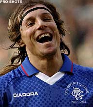 Claudio Caniggia bergt voetbalschoenen op