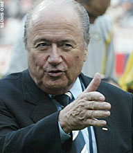 Sepp Blatter staat open voor nog een termijn