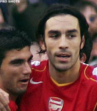 Arsenal neemt via L'pool afstand van ManU