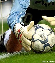 Blatter wil op WK 2006 al bal met zender