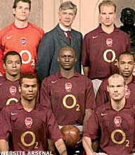 Arsenal in retro outfit bij afscheid Highbury