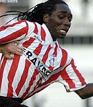 Mustapha in voetsporen Wilkes en Cruijff