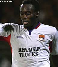 Lyon: ook ManU en Arsenal willen Essien