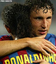 Van Bommel leidt ruime zege Barcelona in