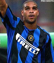 Topvier Serie A wint, Adriano in ziekenhuis
