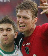 Duits international Mertesacker onder mes