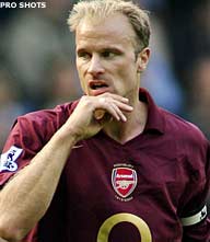 Tegen Pompey geen Persie maar Bergkamp