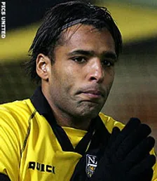 Thumbnail for article: 'Van Hooijdonk kan NAC per direct verlaten'
