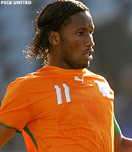 Didier Drogba neemt Ivoorkust bij de hand