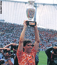 Winnaar EK 2008 krijgt nieuwe trofee