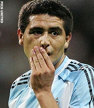 Riquelme zoekt heil bij fysio in Argentinië