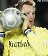 IJverige keeper zorgt voor goal van het jaar