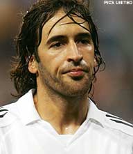 Boze Raúl kapittelt treurende Ronaldo