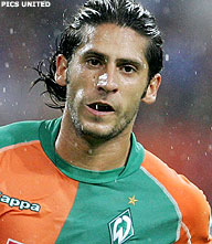 Davala voegt daad bij woord en stopt