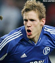Schalke redt Duitse eer en klopt Palermo