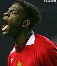 Saha en Van der Sar helpen Man U aan zege