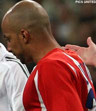 Sevilla wint tumultueus duel bij Atlético