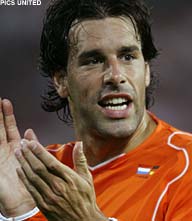 Van Basten neemt Van Nistelrooy altijd mee