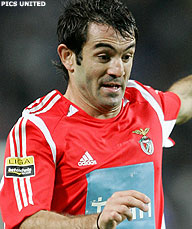 Tiende zege op rij brengt Sporting aan kop