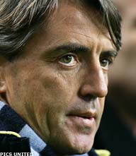 Mancini boos want fans geven spelers klappen