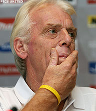 Leo Beenhakker legt WK-kaarten op tafel